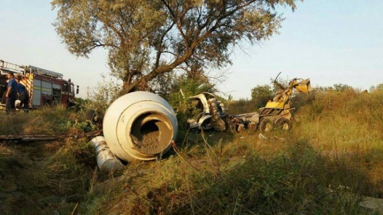 Cement truck crash tree and overturn, driver dead (PHOTO)