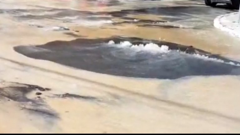 Water pipe exploded on Chisinau streets (video)