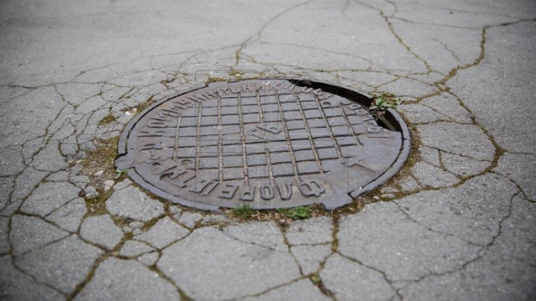 Sewer caps stolen, problems for decades in Chisinau 