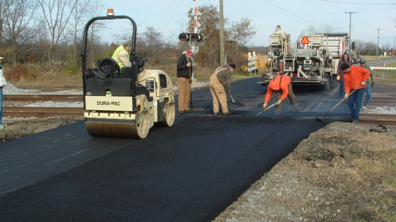 Troubling road in Bălți. Workers re-do the asphalt due to lack of drains