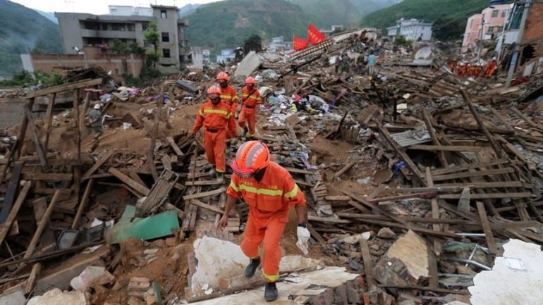 Quake in China's Sichuan kills 19, including tourists, injures 247