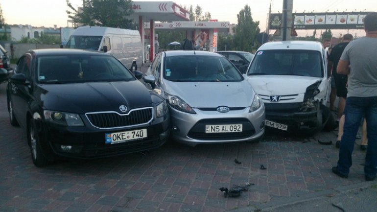 Chisinau: Chain-reaction crash of five cars in Ciocana (Video)