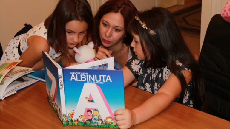 Moldovan kids from diaspora to get 500 "Albinuta" ABC books, signed by Grigore Vieru