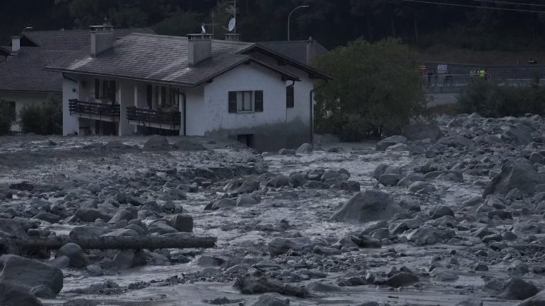 Swiss police: 8 missing after mudslide near Italian border (video)