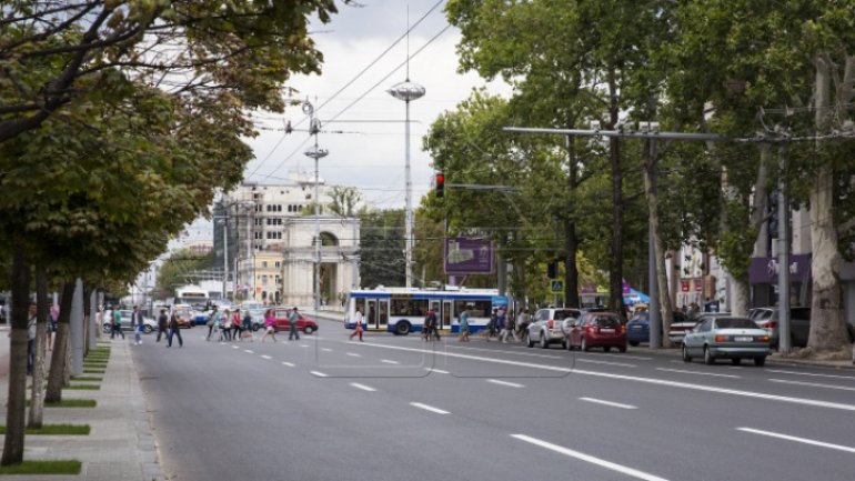 Road markings on Ștefan cel Mare start wiping out. Miser spends money two times 