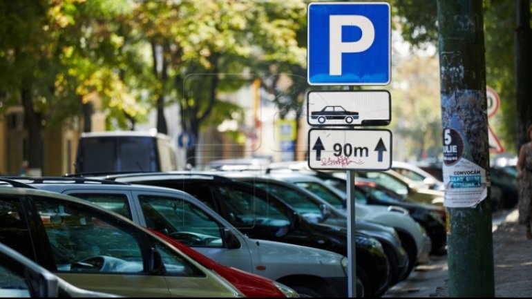 Sidewalks near Chisinau Emergency Hospital, turned into parking lots