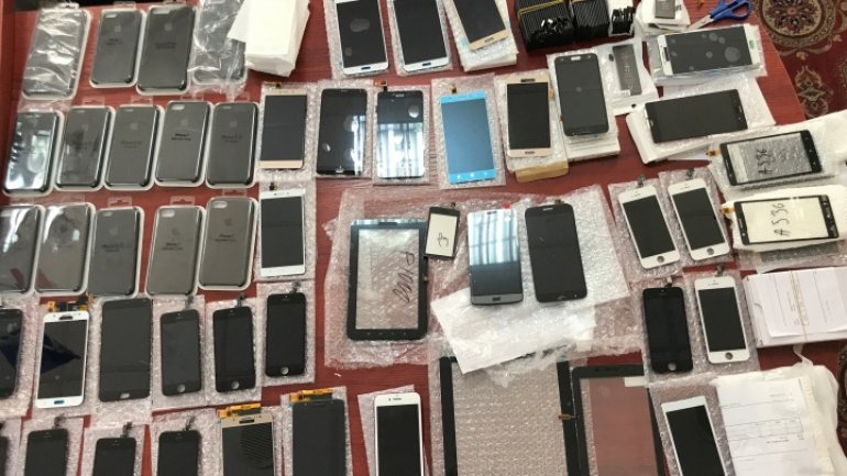 Phone's accessories worth over 50 thousand lei, retained by customs officers of Criva