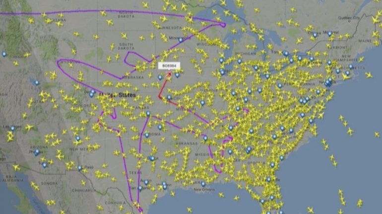 Dreamliner drawing enormous outline of ITSELF in skies