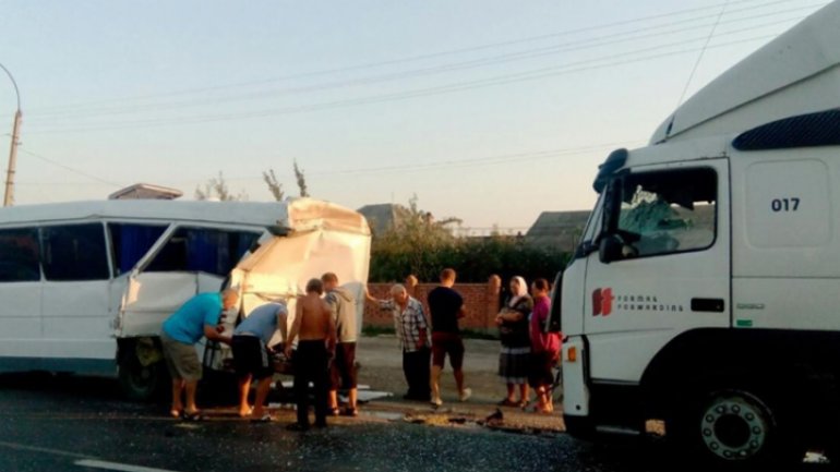 Truck driver, falls ASLEEP, hit minibus Cobusca - Chisinau