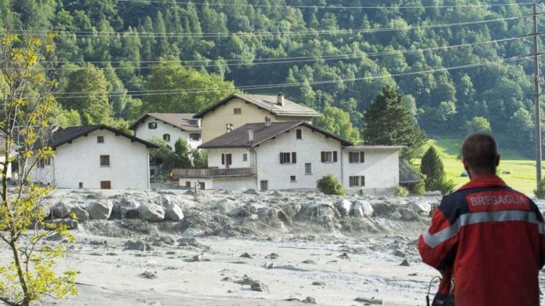 Swiss police: 8 missing after mudslide near Italian border (video)