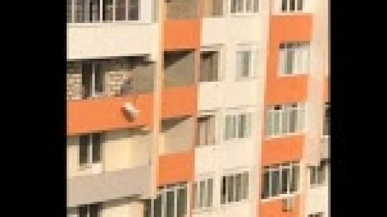 Workers carelessly throw debris bags from 6th floor (video)