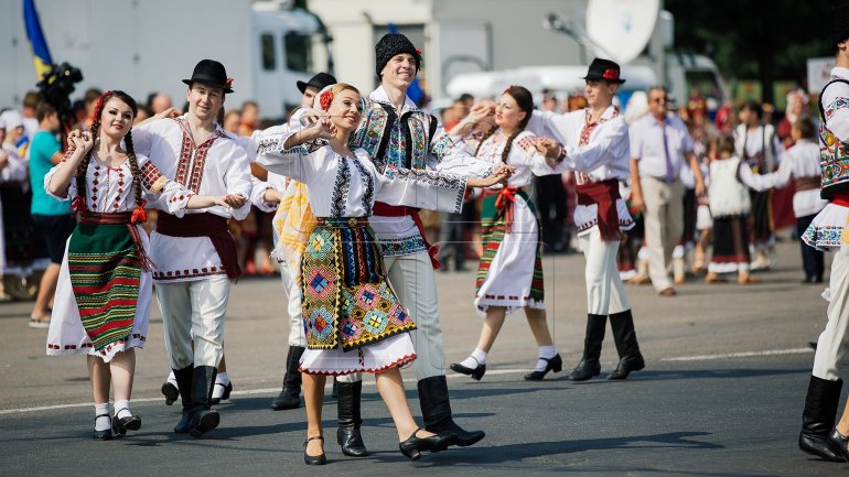 Traditional Clothes Parade in Great Assembly Square for Independence Day (Video)