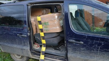 Parcels filled with cigarettes from Moldova found in car owned by some Romanians