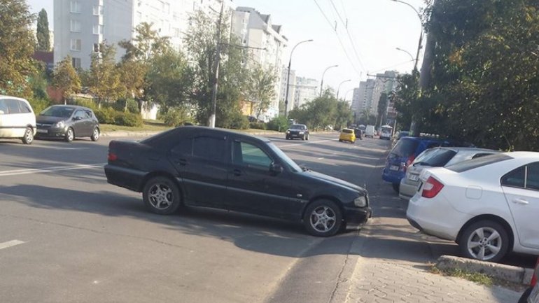 Man cut off an entire lane parking his car on it