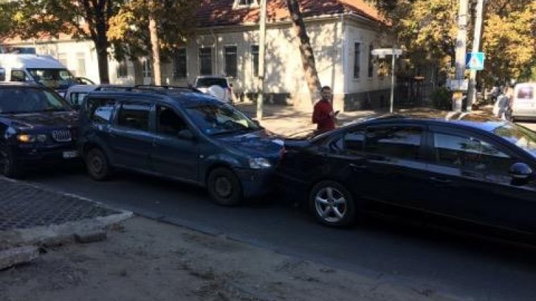 Chain reaction car accident caused traffic on Mateevici street