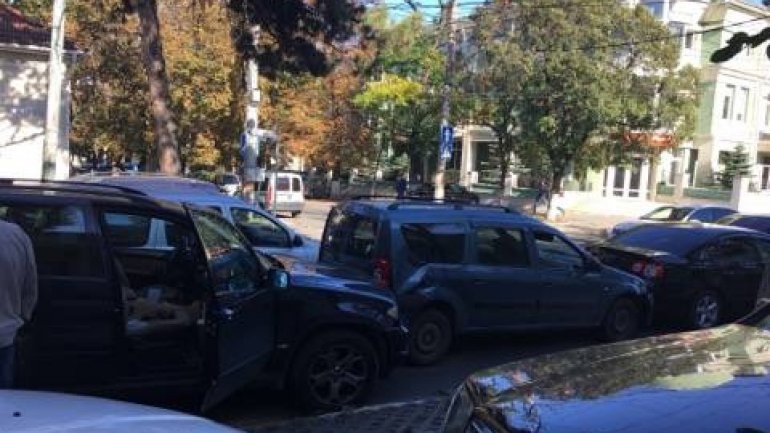 Chain reaction car accident caused traffic on Mateevici street