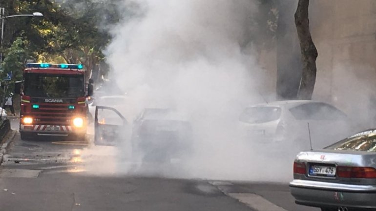 Car suddenly set on fire on 31 August st. of Chisinau (video)