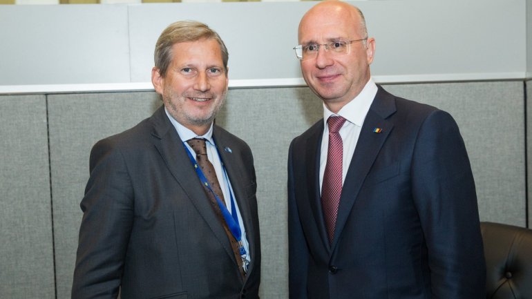 Pavel Filip engaged in discussion with Johannes Hahn at UN General Assembly