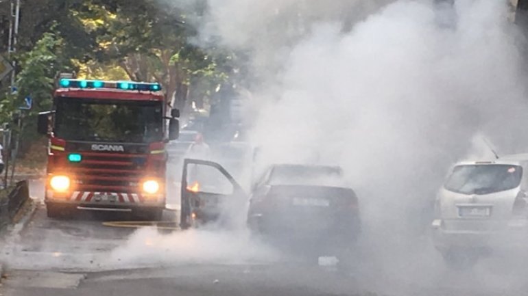 Car suddenly set on fire on 31 August st. of Chisinau (video)