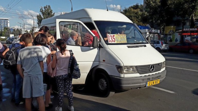 Bus running with open door: Who is responsible for unexpected accidents