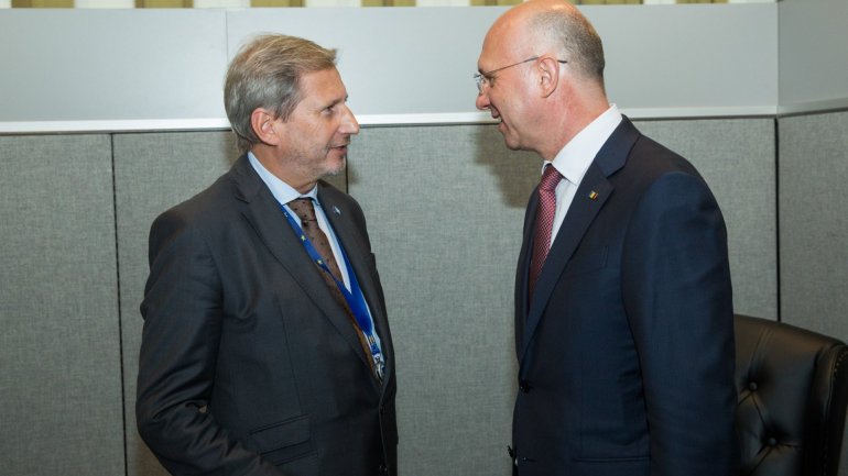 Pavel Filip engaged in discussion with Johannes Hahn at UN General Assembly