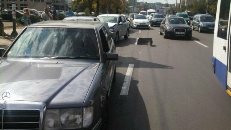 Multi-vehicle accident on Renaşterii boulevard. Drivers did not respect distance 