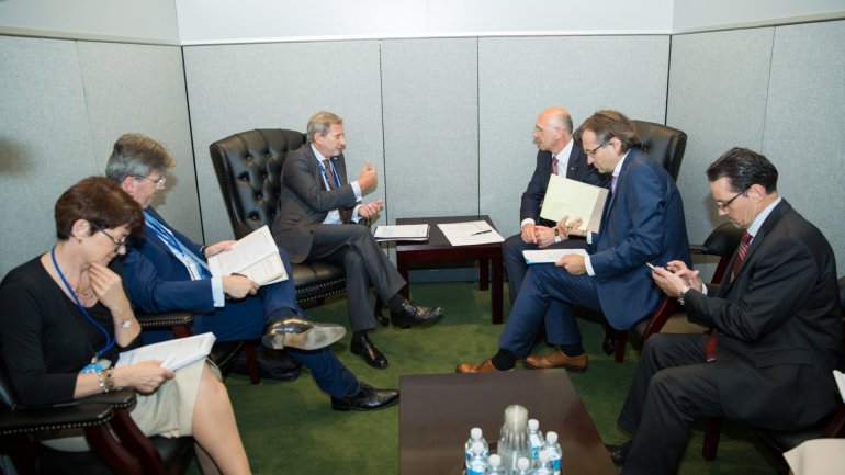 Pavel Filip engaged in discussion with Johannes Hahn at UN General Assembly