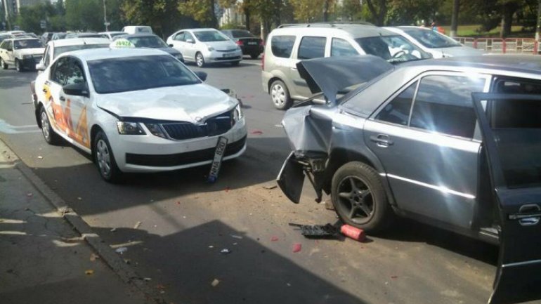 Multi-vehicle accident on Renaşterii boulevard. Drivers did not respect distance 