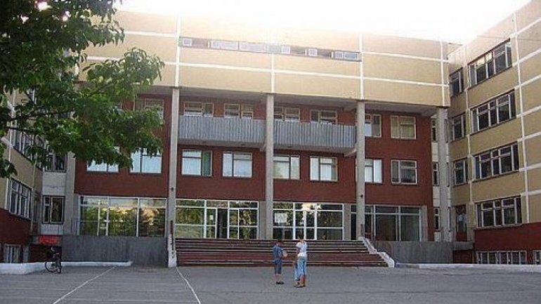 Students of Constantin Negruzzi High School, restricted going out in break time 