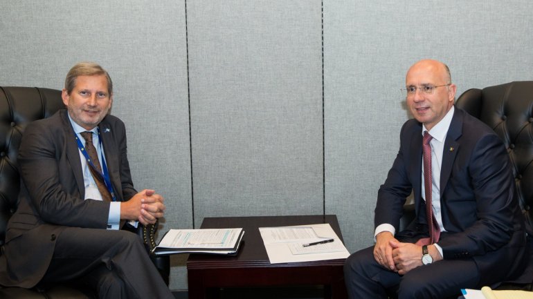 Pavel Filip engaged in discussion with Johannes Hahn at UN General Assembly