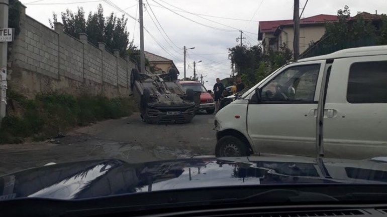 Violent collision of a car and minibus at Ion Ganea and Mihail Lomonosov Streets