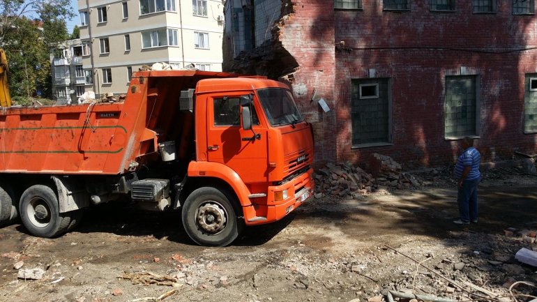 Displeasure among residents, apartments to be built in place of public bath in Chisinau