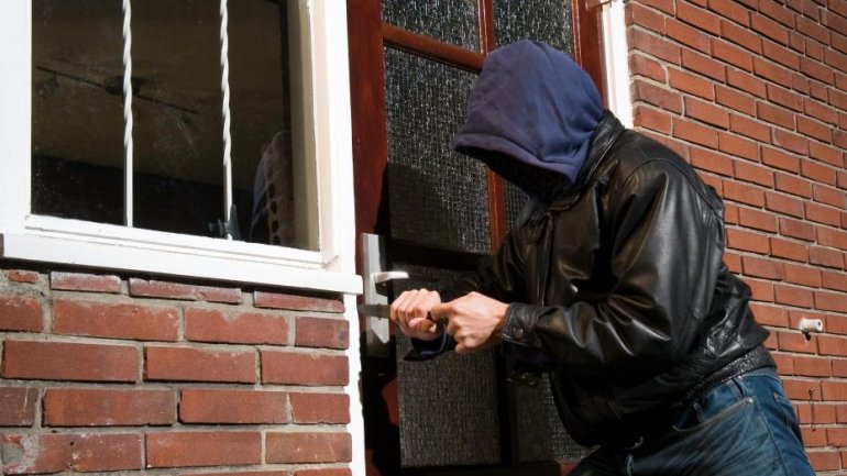 Daylight robbery: Three guys sneaked into woman's house, beat her and stole money 