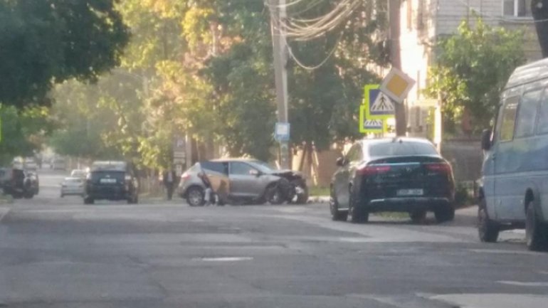 Grave accident! One hospitalized after car crash in Chisinau center 