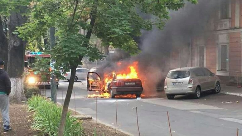 Car suddenly set on fire on 31 August st. of Chisinau (video)