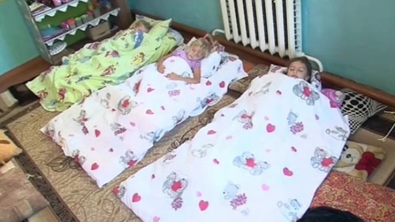 Preschool children forced to sleep on floor in Village Frumuşica of Cahul 