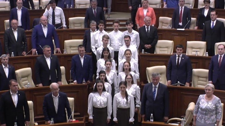 Parliament session begun with national anthem "Limba Noastră" being sung