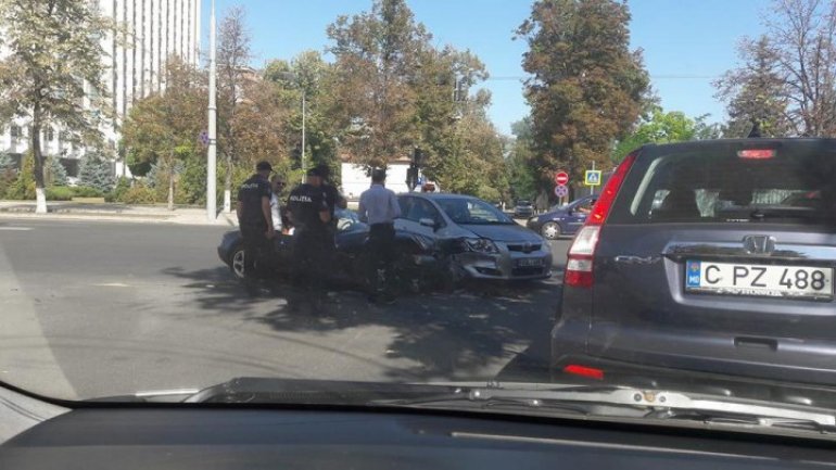 Violent car crash at crossroads of Sfatul Țării and Ștefan cel Mare