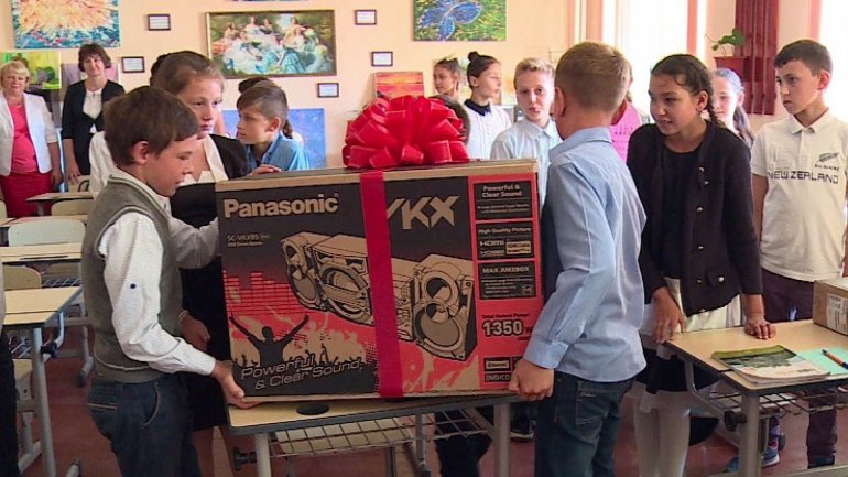 Pupils from Grozeşti enjoy generous gifts from Edelweiss