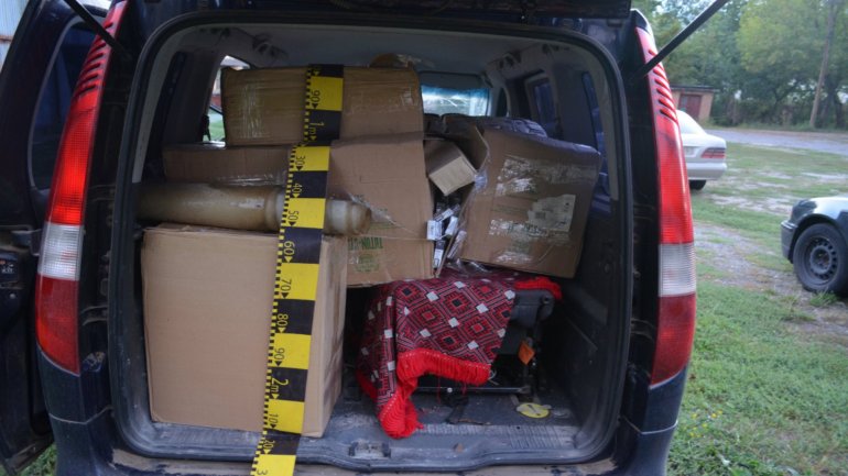 Parcels filled with cigarettes from Moldova found in car owned by some Romanians