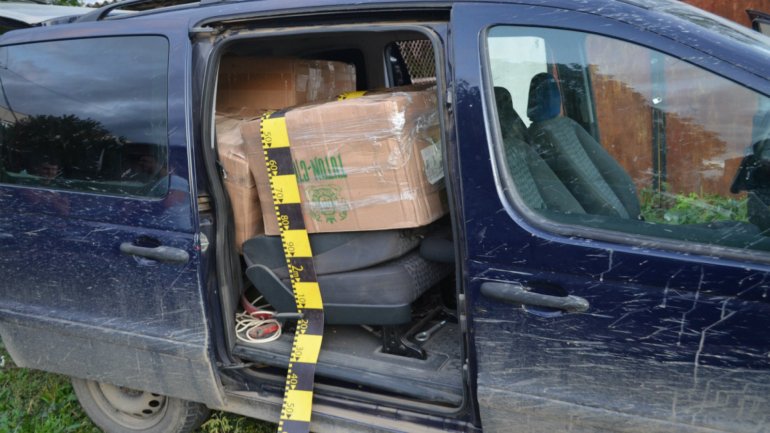 Parcels filled with cigarettes from Moldova found in car owned by some Romanians