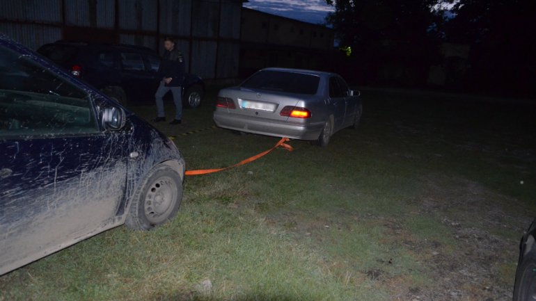 Parcels filled with cigarettes from Moldova found in car owned by some Romanians