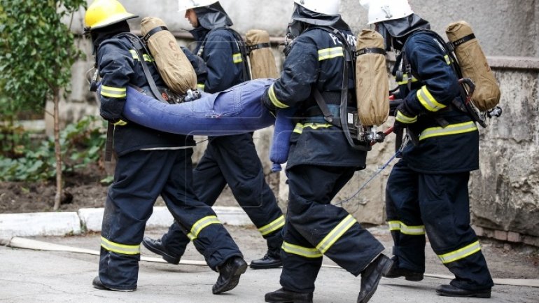 Firefighters complete difficult tasks during competitions in Chisinau