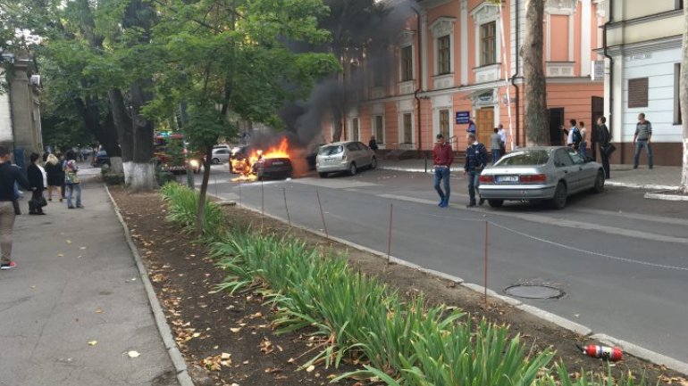 Car suddenly set on fire on 31 August st. of Chisinau (video)