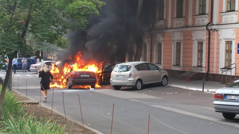 Car suddenly set on fire on 31 August st. of Chisinau (video)