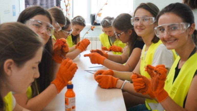  Girls in Moldova hone their STEM skills and take a stand against domestic violence