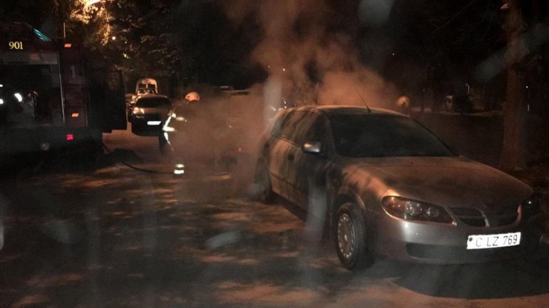 Three cars were engulfed in flames in Chisinau