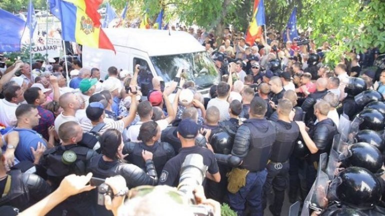 Technique used in protests of PAS and DA belong to Cricova Culture House. City Mayor came to retrieve confiscated stuff 