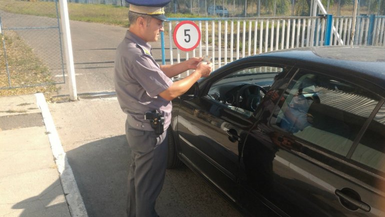 Man detained at Albiţa custom for possessing wrong driver licence category