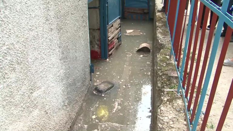 Basement of an apartment block from Botanica flooded from broken pipe